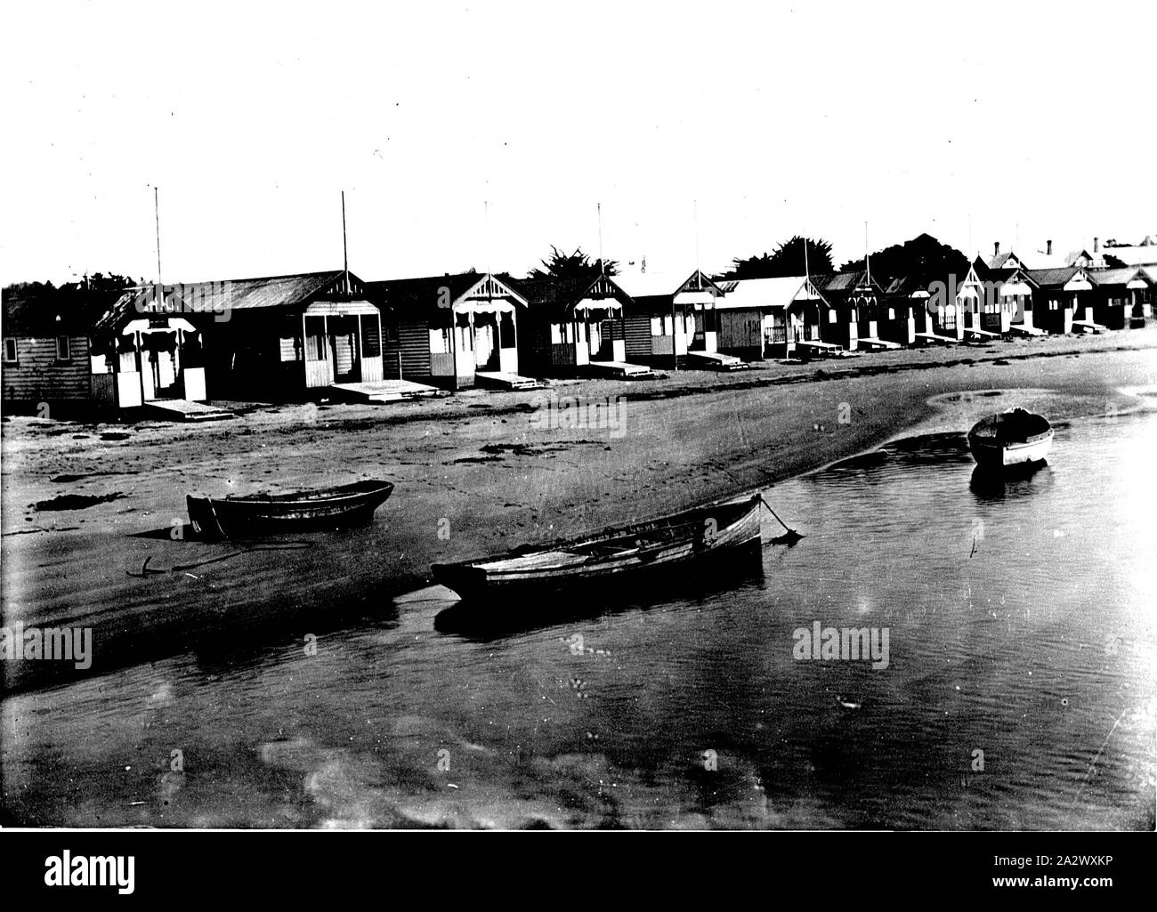Negativo - Boathouses a Barwon capi, Victoria, circa 1930, immagine in bianco e nero di boathouses a Barwon capi, circa 1930. Il primo Barwon capi boathouses sono stati costruiti nel 1880 e sono stati utilizzati come condimento capannoni.Il boathouses sono state costruite su un terreno che è stato posizionato direttamente sulla spiaggia. Questa terra è stata affittata a vacanzieri dal 1905, quando il Geelong Harbour Trust è stata stabilita. Originariamente concepito come edifici ricreativi Foto Stock