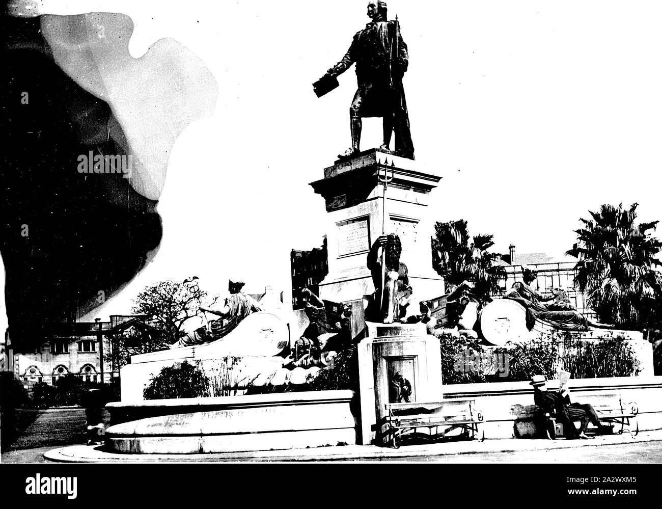 Negativo - Sydney, Nuovo Galles del Sud, circa 1934, monumento al cap. Arthur Phillip. (Il lato sinistro della fotografia è danneggiato Foto Stock