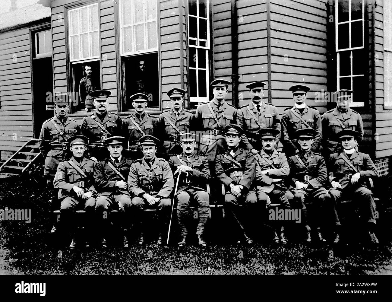 Negativo - Ufficiali militari al di fuori del Mont Park Hospital, Victoria, 1919, un gruppo di militari ha formalmente poste al di fuori del Mont Park Hospital. Due padres sono tra il gruppo. Altri due uomini guardano fuori dall'interno dell'ospedale weatherboard Foto Stock