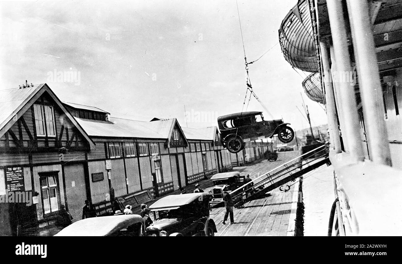 Negativo - Launceston, Tasmania, circa 1925, una autovettura essendo sbarcato da una nave Foto Stock