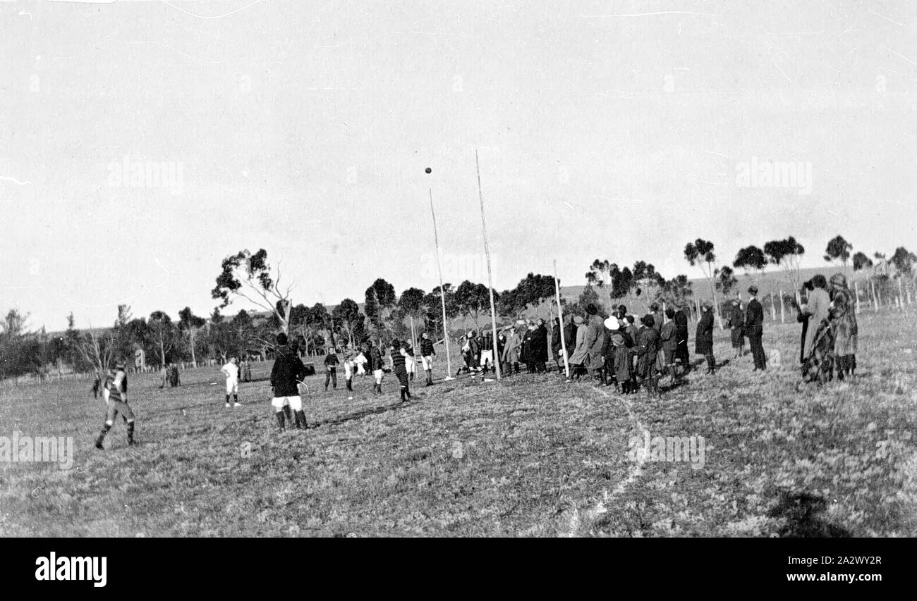 Negativo - Batesford, Victoria, 1920, una partita di calcio tra Batesford Bannockburn e. La palla sembra essere passando attraverso le regole del gioco Foto Stock
