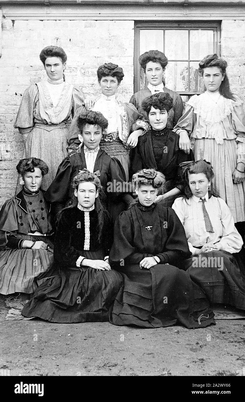 Negativo - Casterton, Victoria, circa 1910, un gruppo di sarti da donna e seamstresses Foto Stock