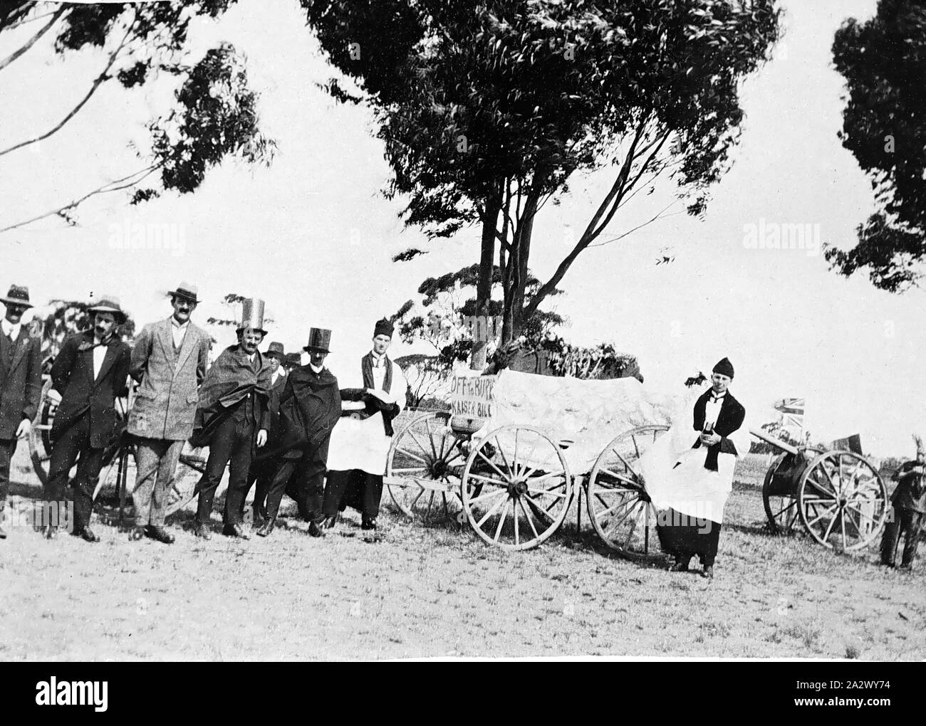 Negativo - Giornata della Pace, Kaniva, Victoria, la guerra mondiale I, Nov 1918, un finto funerale come parte delle celebrazioni per l'Armistizio Foto Stock