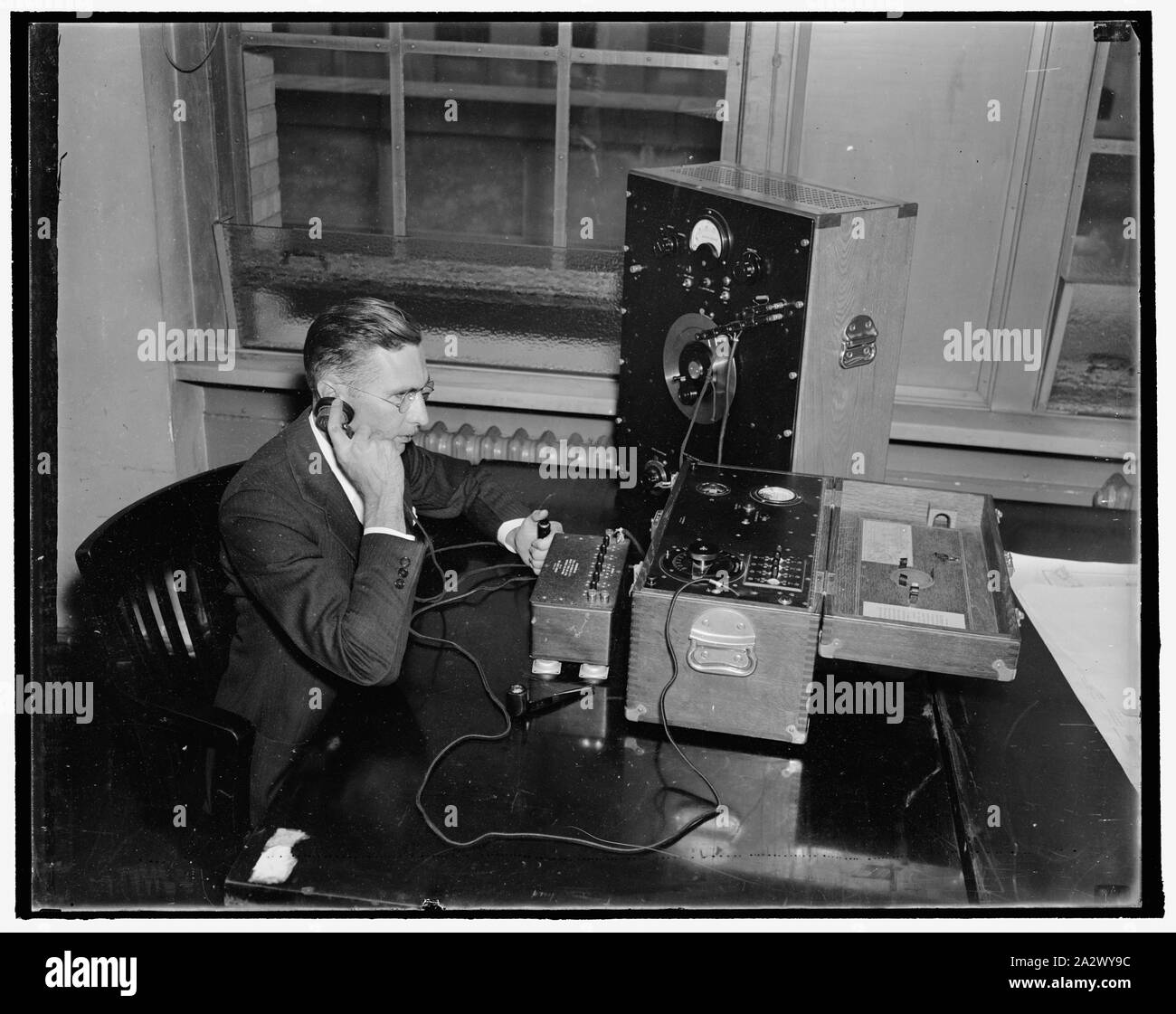 Responsabile post. Washington D.C., Sett. 28. Un post che probabilmente porta con sé una maggiore responsabilità rispetto a qualsiasi altro nel campo dell'aviazione, è detenuto da Richard C. Gazley, nuovo capo della sicurezza e della Divisione Pianificazione del proprio Ufficio di presidenza il commercio aereo, U.S. Dipartimento del commercio. Tutti i problemi relativi agli aeromobili, gli aeroporti, il trasporto aereo, educazione, relazioni internazionali, impianti di alimentazione e di sviluppo della radio sono sotto la sua diretta supervisione. Una delle fasi più importanti del suo lavoro è in via di sviluppo e collaudo di tutti i nuovi dispositivi di sicurezza per gli aerei. In questa immagine, Gazley è mostrato insp Foto Stock