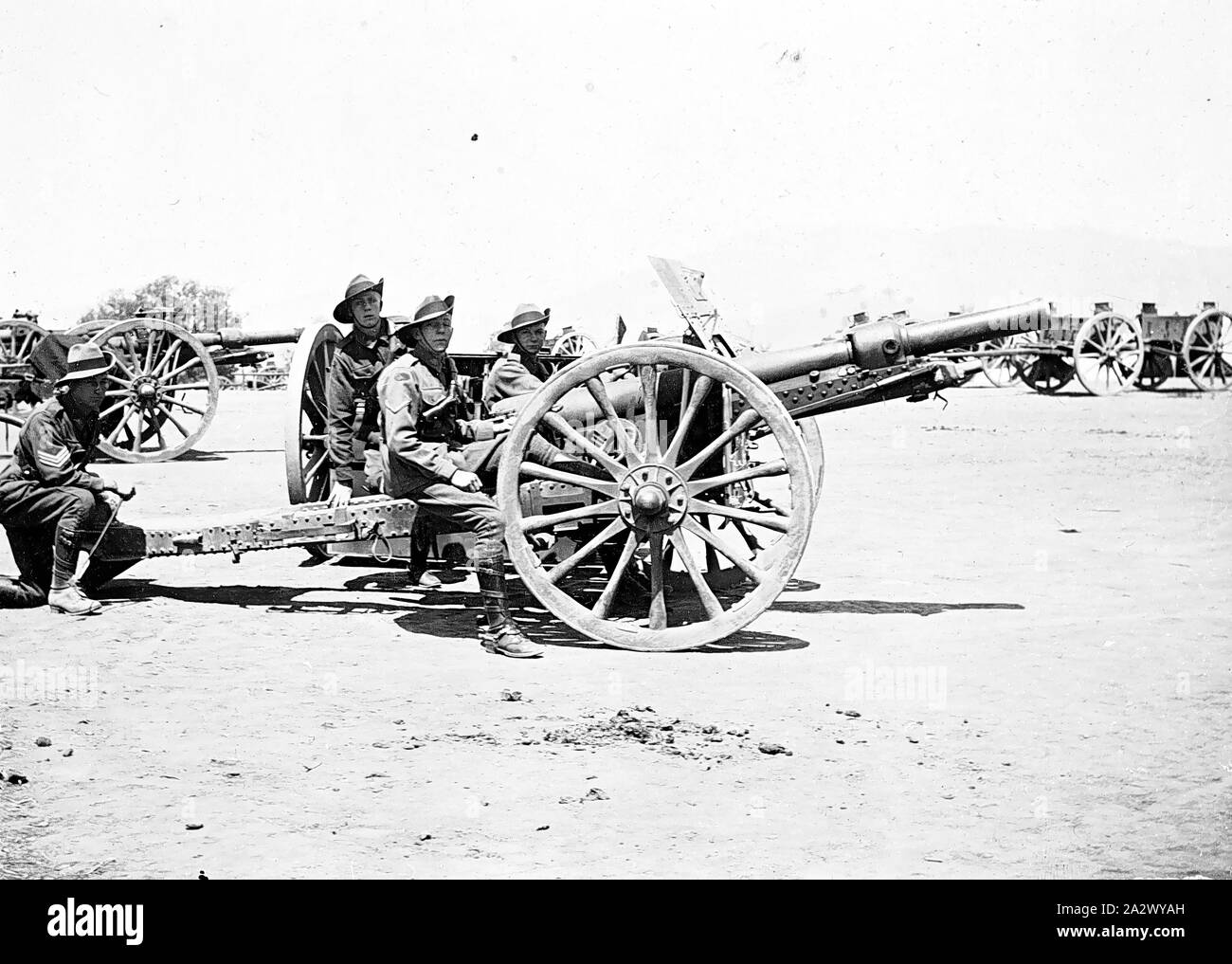 Negativo - Seymour, Victoria, 1926, soldati con un QF 18 pounder Mark IV campo di pistola Foto Stock