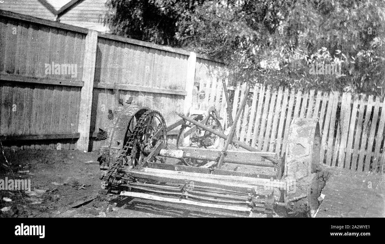 Negativo - Nurrabiel, Victoria, 1928, macchine inventate da C.W.S. McDonald. Il suo scopo è inespressa, una falciatrice Foto Stock