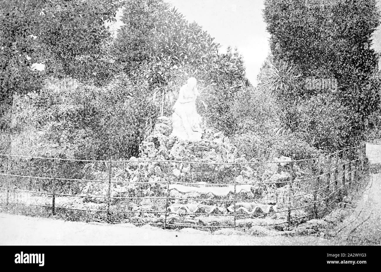 Negativo - a est di Melbourne, Victoria, circa 1885, una statua in Giardini Fitzroy Foto Stock