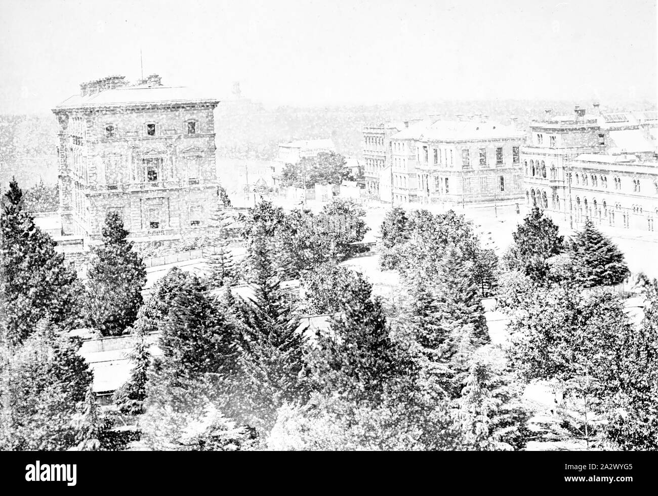 Negativo - Melbourne, Victoria, circa 1885, guardando verso il ministero del Tesoro dal Parlamento. La giunzione della molla e Collins strade è sulla destra Foto Stock