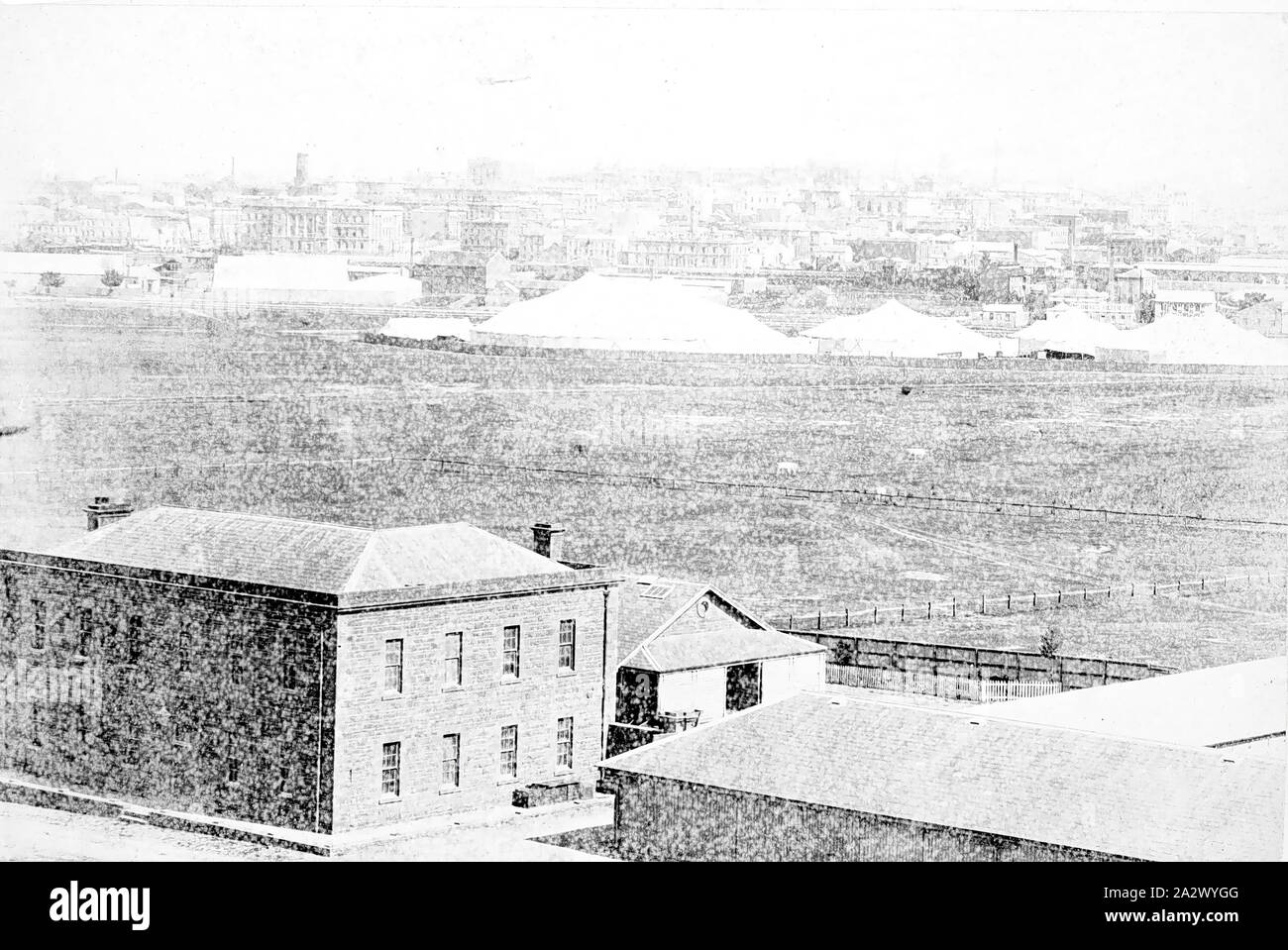 Negativo - Melbourne, Victoria, circa 1885, la città di Melbourne è in background e ci sono un certo numero di grandi tende al centro della fotografia Foto Stock