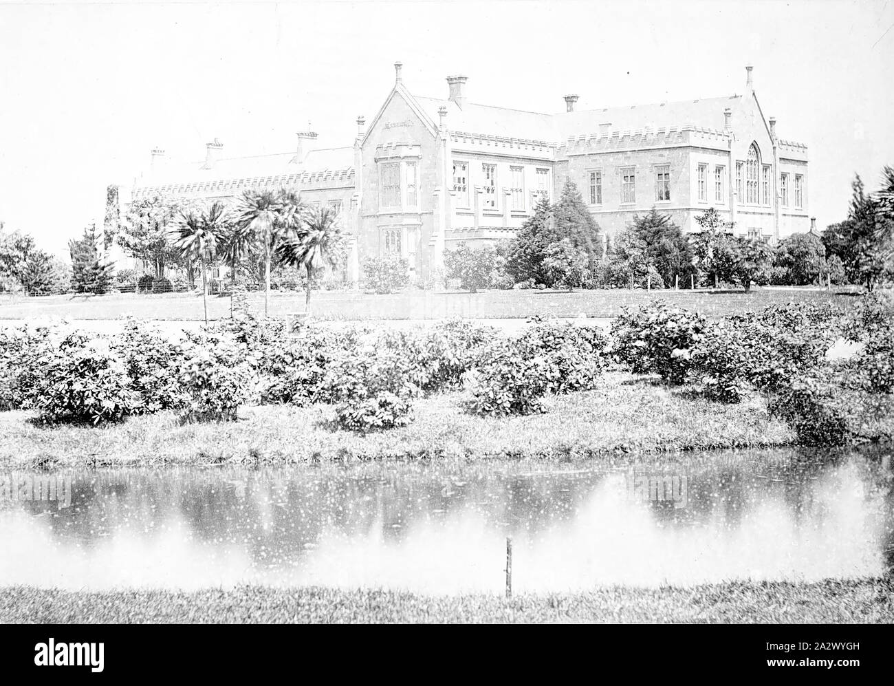 Negativo - Parkville, Victoria, circa 1885, guardando attraverso un lago in edifici a Melbourne University Foto Stock