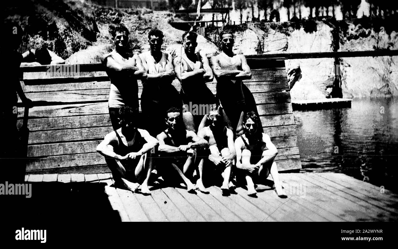 Negativo - Box Hill, Victoria, 1928, membri del Surrey Park Club di nuoto a Surrey Dive. Indossano il costume da bagno Foto Stock