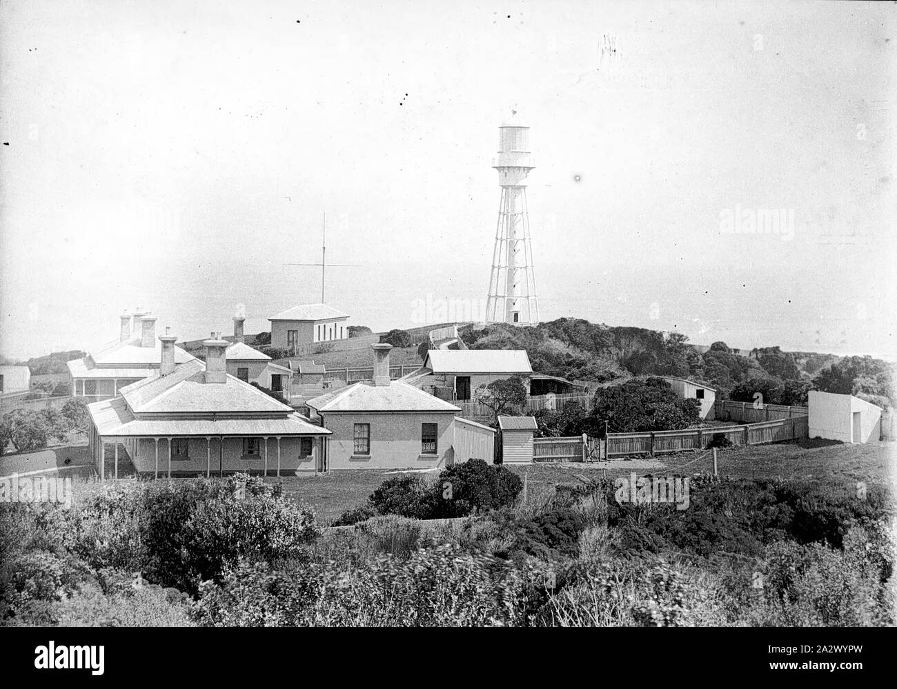 Negativo - Currie, King Island, Tasmania, circa 1915, la Currie Faro e un certo numero di edifici Foto Stock