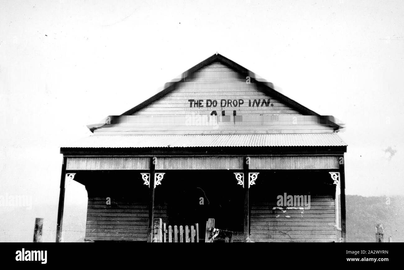 Negativo - Nuovo Galles del Sud (?), circa 1930, un piccolo edificio in legno con una veranda e il segno "il fare cadere Inn Foto Stock