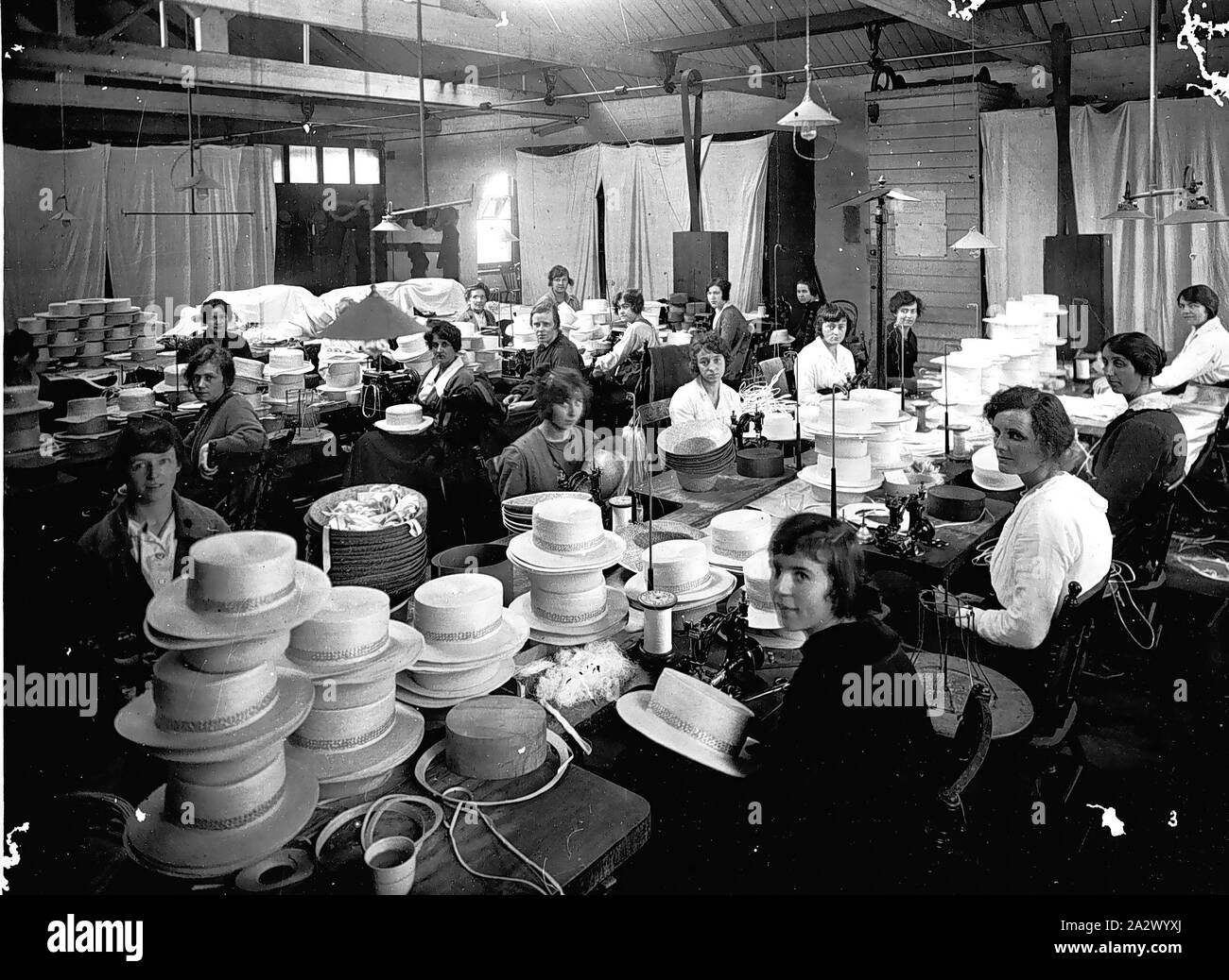 Negativo - Melbourne, Victoria, 1914, lavoratori in una fabbrica di hat. I lavoratori in primo piano sono macchinisti Foto Stock