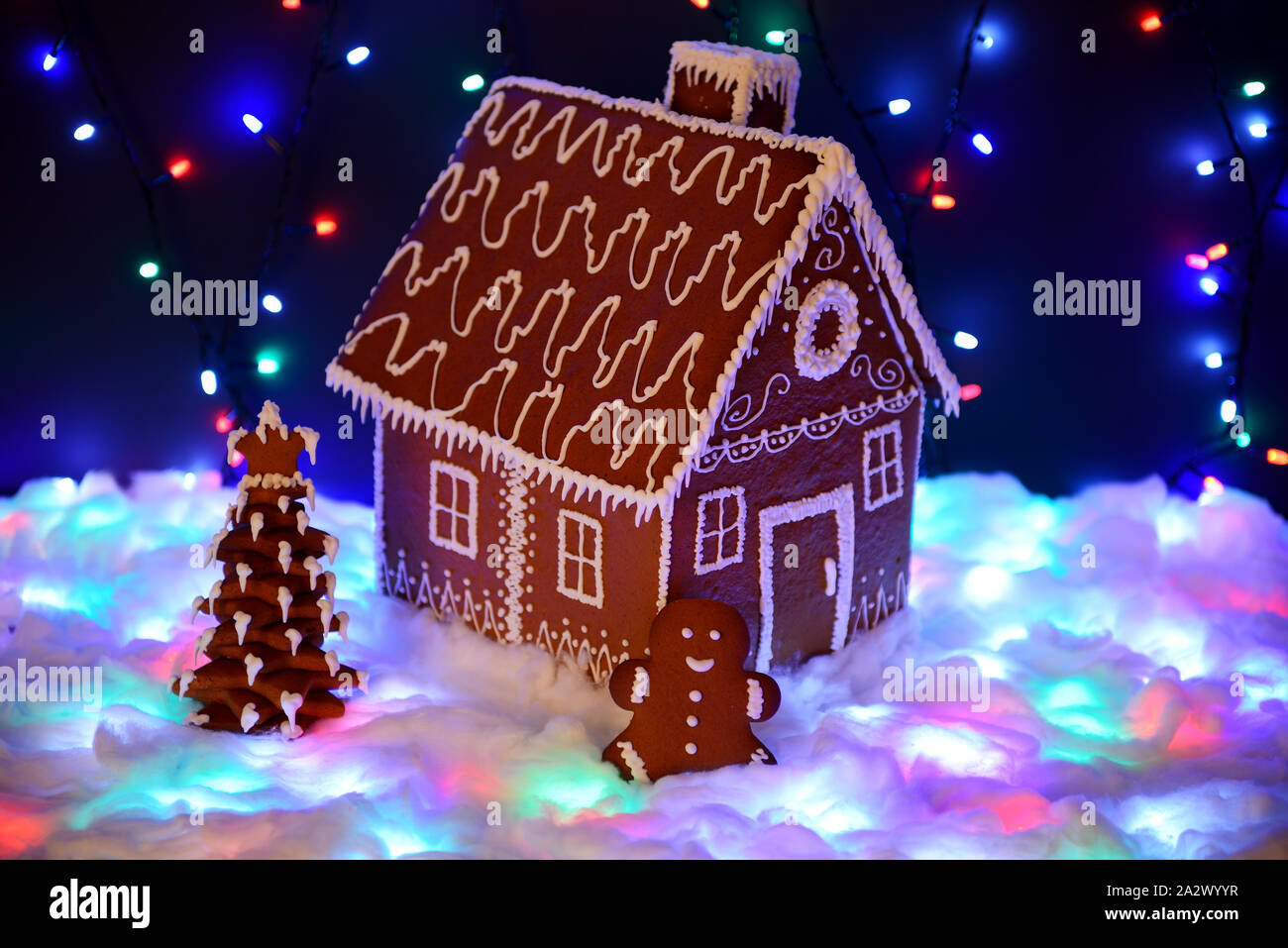 I fatti a mano mangiabile gingerbread house, Nuovo Anno Albero piccolo uomo, neve decorazione ghirlanda, neve e illuminazione di sfondo Foto Stock