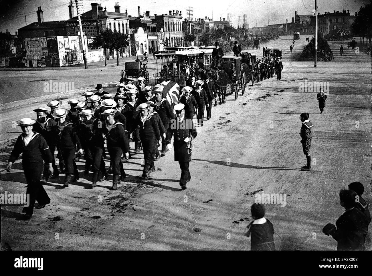 Negativo - il corteo funebre con Naval Escort, Melbourne, Victoria, circa 1905, una scorta navale portando il corteo funebre di (?) Watkins. Martins Hotel è in background e la processione è passante un cavo tram Foto Stock