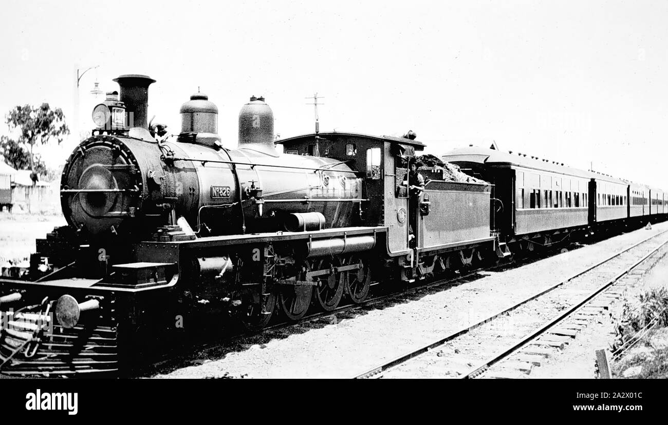 Negativo - Saint Laurence, Queensland, 1929, UN QGR C19 classe locomotiva a vapore n. 826 e i carrelli del Nord di Mail Foto Stock
