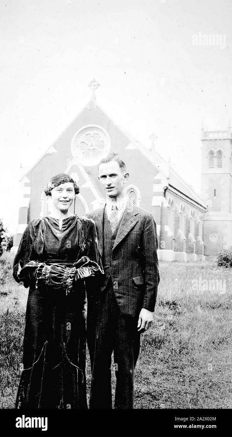Negativo - Dingley, Victoria, Lug 1935, un paio di fronte la Chiesa Dingley Foto Stock