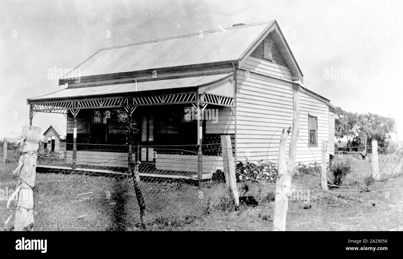 Negativo - Presepe punto, Victoria, 1925, una piccola casa weatherboard con veranda nella parte anteriore. Vi è una rete metallica recinzione intorno alla casa Foto Stock