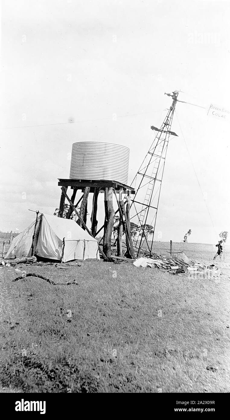 Negativo - Nhill District, Victoria, 1920, erigendo una Byron fratelli windmill su Heatherlea farm. C'è una tenda sulla sinistra Foto Stock