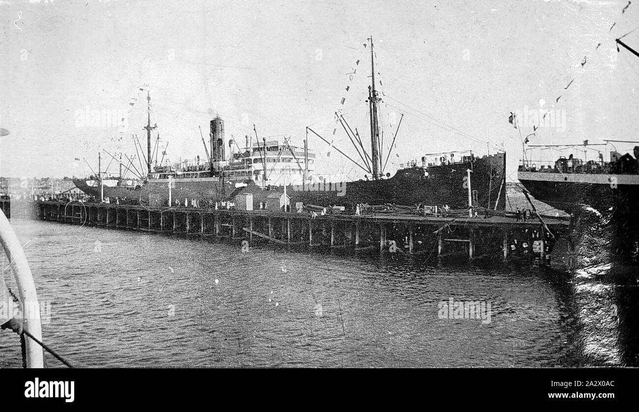 Negativo - Wallaroo, Sud Australia, circa 1925, due navi di attraccare a Wallaroo Foto Stock