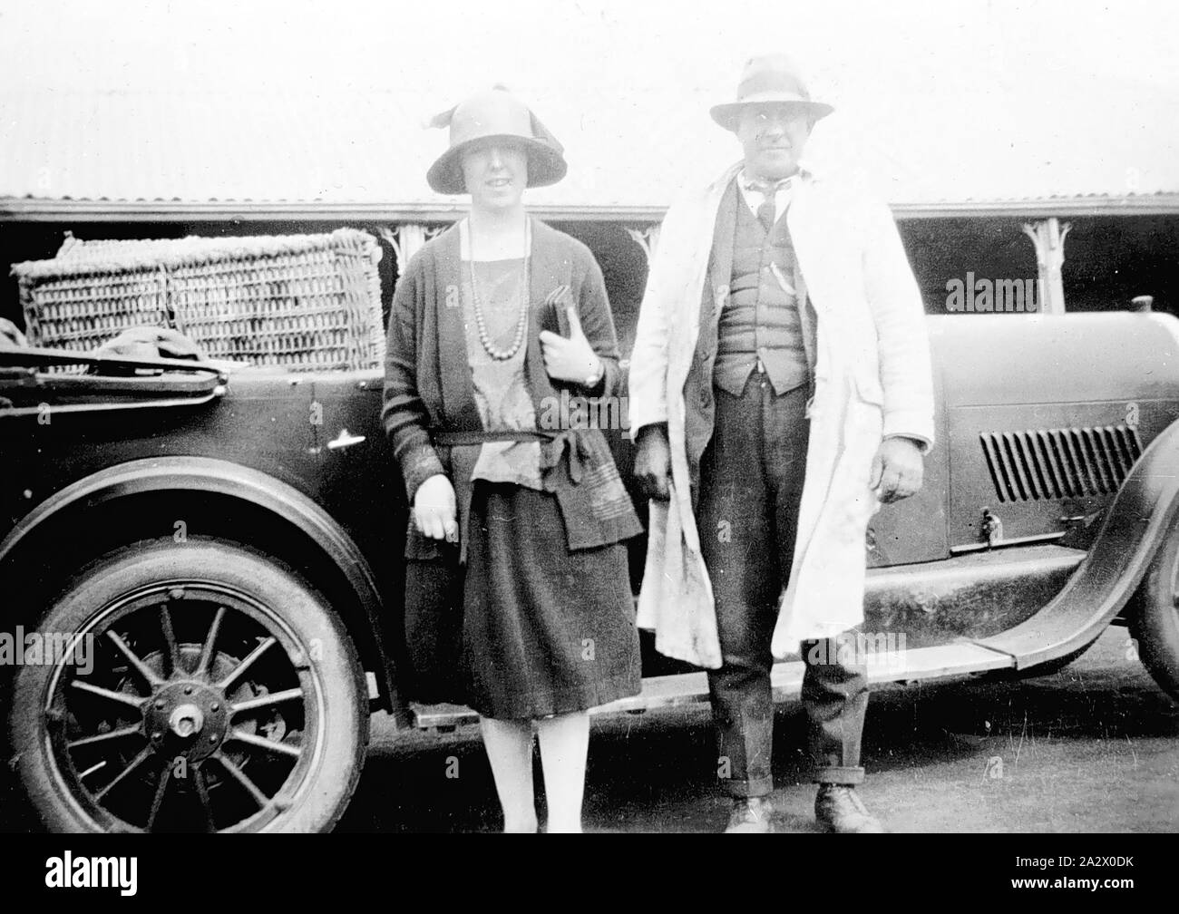 Negativo - Nareen, Victoria, circa 1925, un uomo (identificato come un postino) e una donna in piedi accanto a un'auto. Nel sedile posteriore della vettura è una canna ostacolano. Essi sono sulla strada per Coleraine Foto Stock