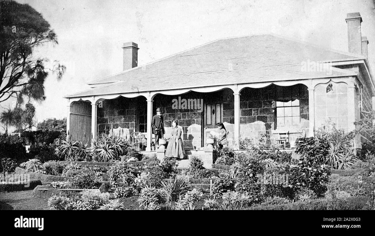 Negativo - Portland, Victoria, circa 1870 persone sulla veranda di Corney's homestead. Vi è un elaborato giardino Foto Stock