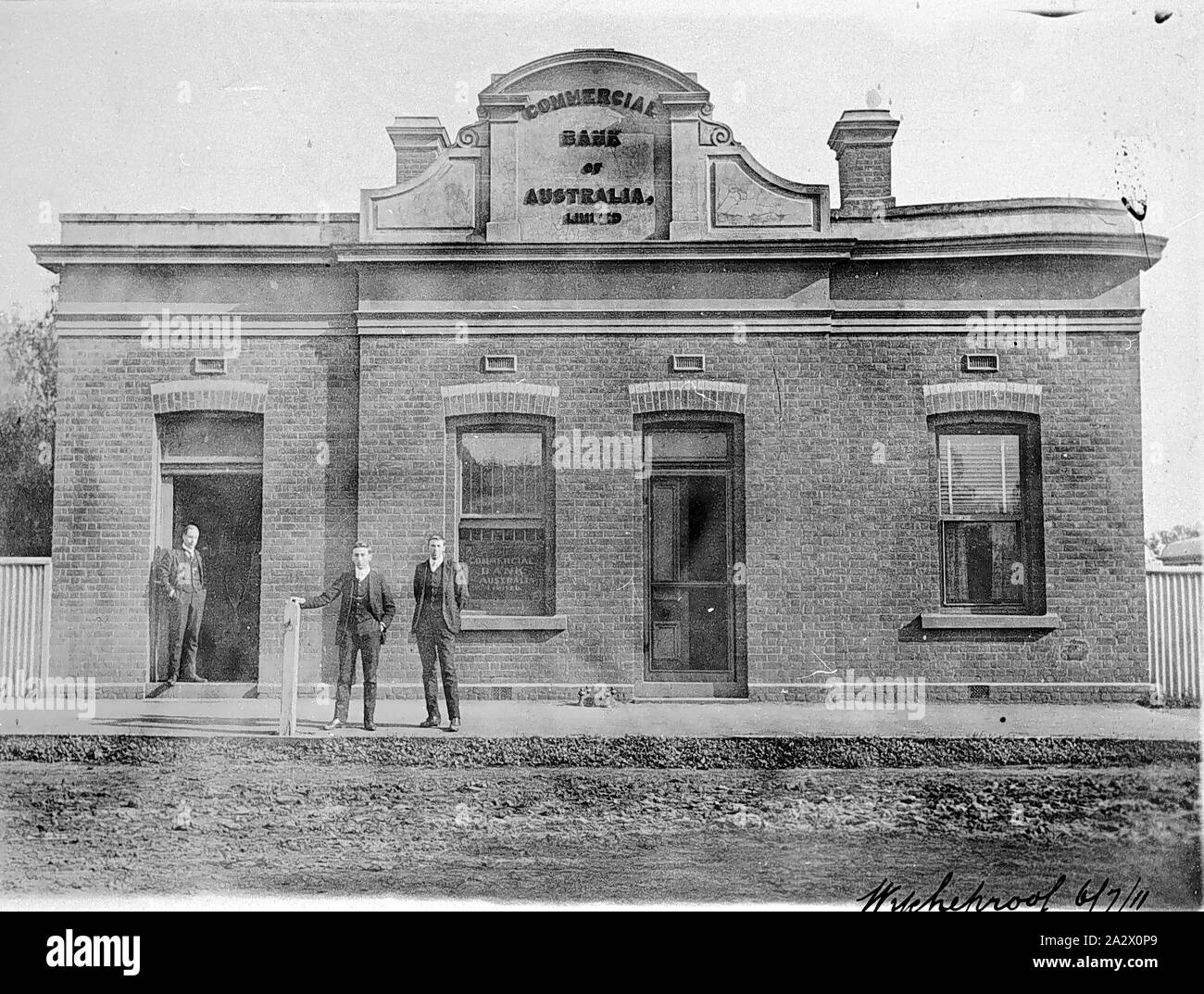 Negativo - Wycheproof, Victoria, Lug 1911, Personale al di fuori della Banca Commerciale di Australia Ltd in Wycheproof Foto Stock