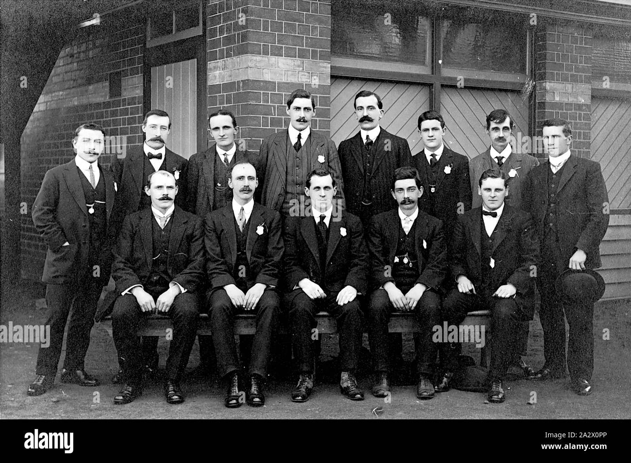 Negativo - Melbourne, Victoria, 1912, i membri del comitato per l'Inghilterra e Scozia partita di calcio del Vittoriano amatoriale British Football Association Foto Stock