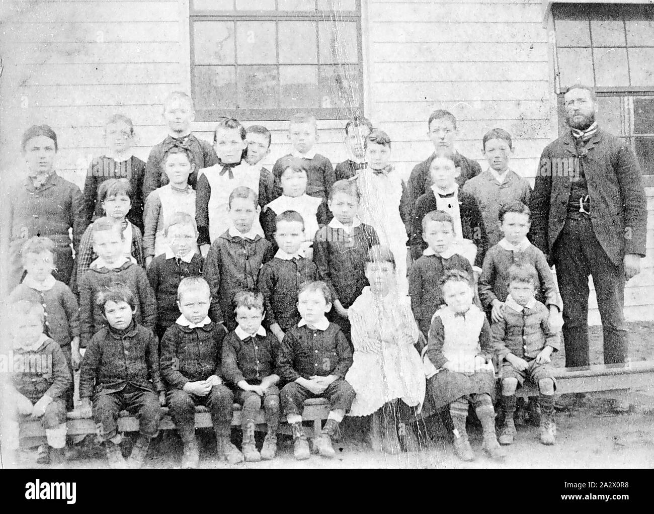 Negativo - allievi e insegnanti Kyneton, distretto, Victoria, circa nel 1870, un gruppo di alunni e il loro insegnante Foto Stock