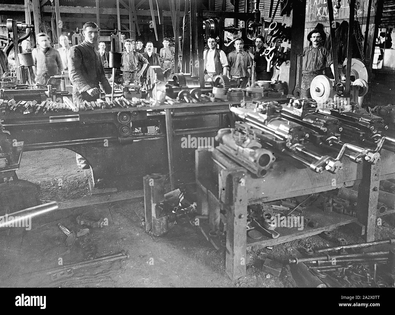 Negativo - Eaglehawk, Victoria, circa 1910, il negozio di macchina di una fonderia Foto Stock