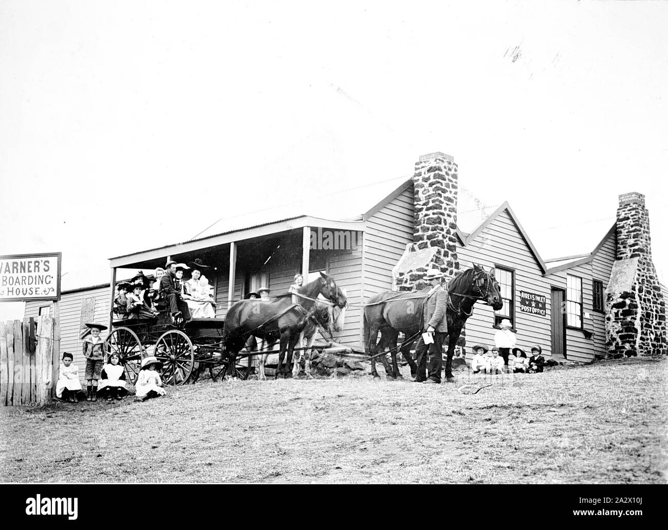 Negativo - Arioso di ingresso, Victoria, circa 1904, un allenatore al di fuori dell'edificio contenente Airey Ingresso del Post Office e Warner Boarding House Foto Stock