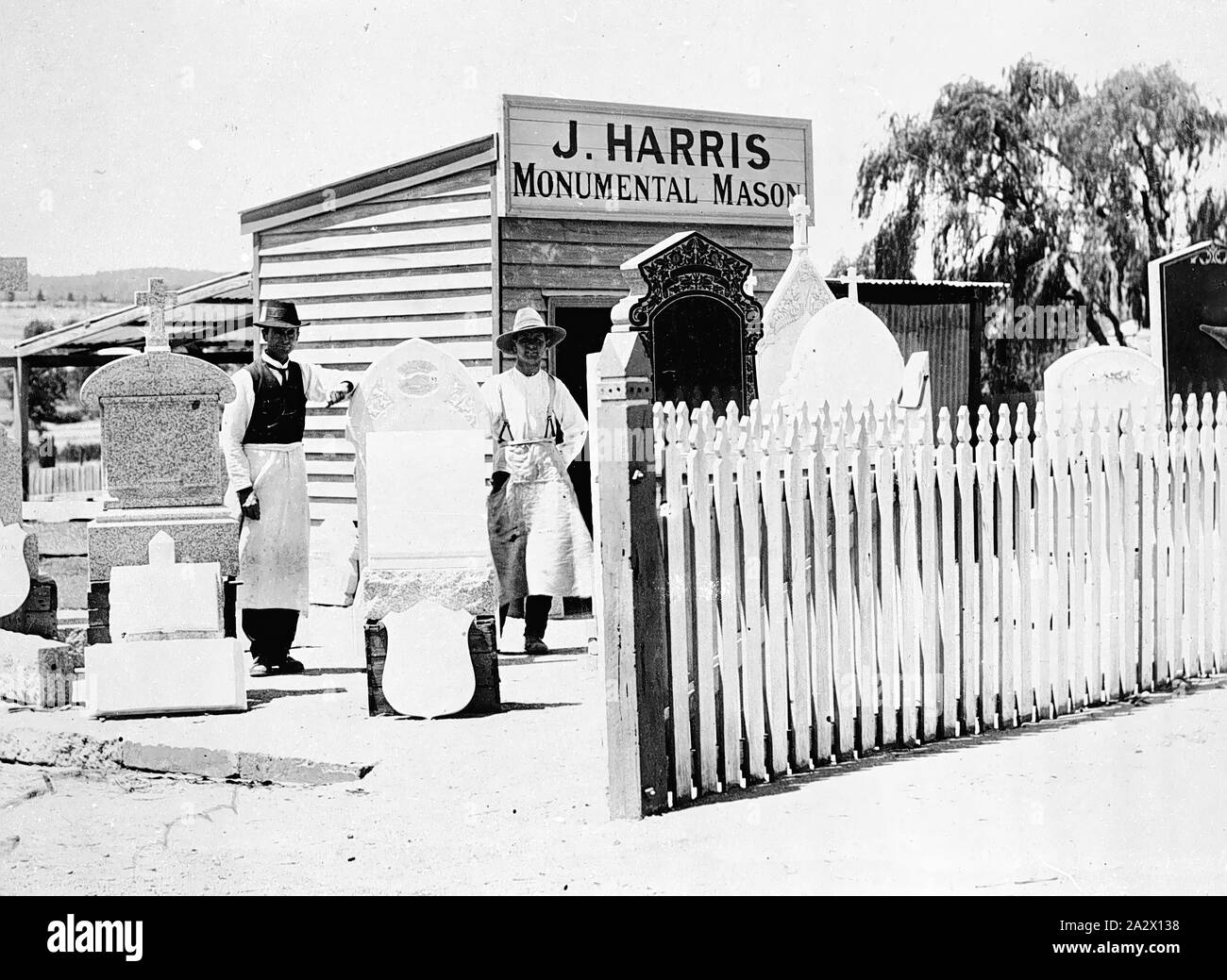 Negativo - Bendigo, Victoria, circa 1910, i lavoratori del cantiere di J. Harris, monumentale Mason Foto Stock