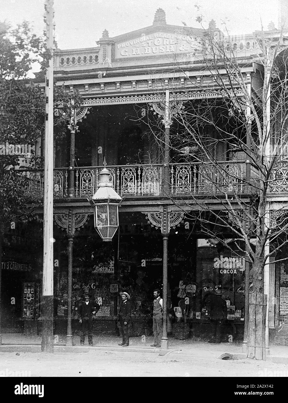 Negativo - Bendigo, Victoria, 1890, il provinciale pronto denaro store di G. H. Bush. Vi è una grande lanterna nella parte anteriore del negozio e un palo del telegrafo sulla sinistra. Il personale sono in piedi nella parte anteriore del negozio Foto Stock