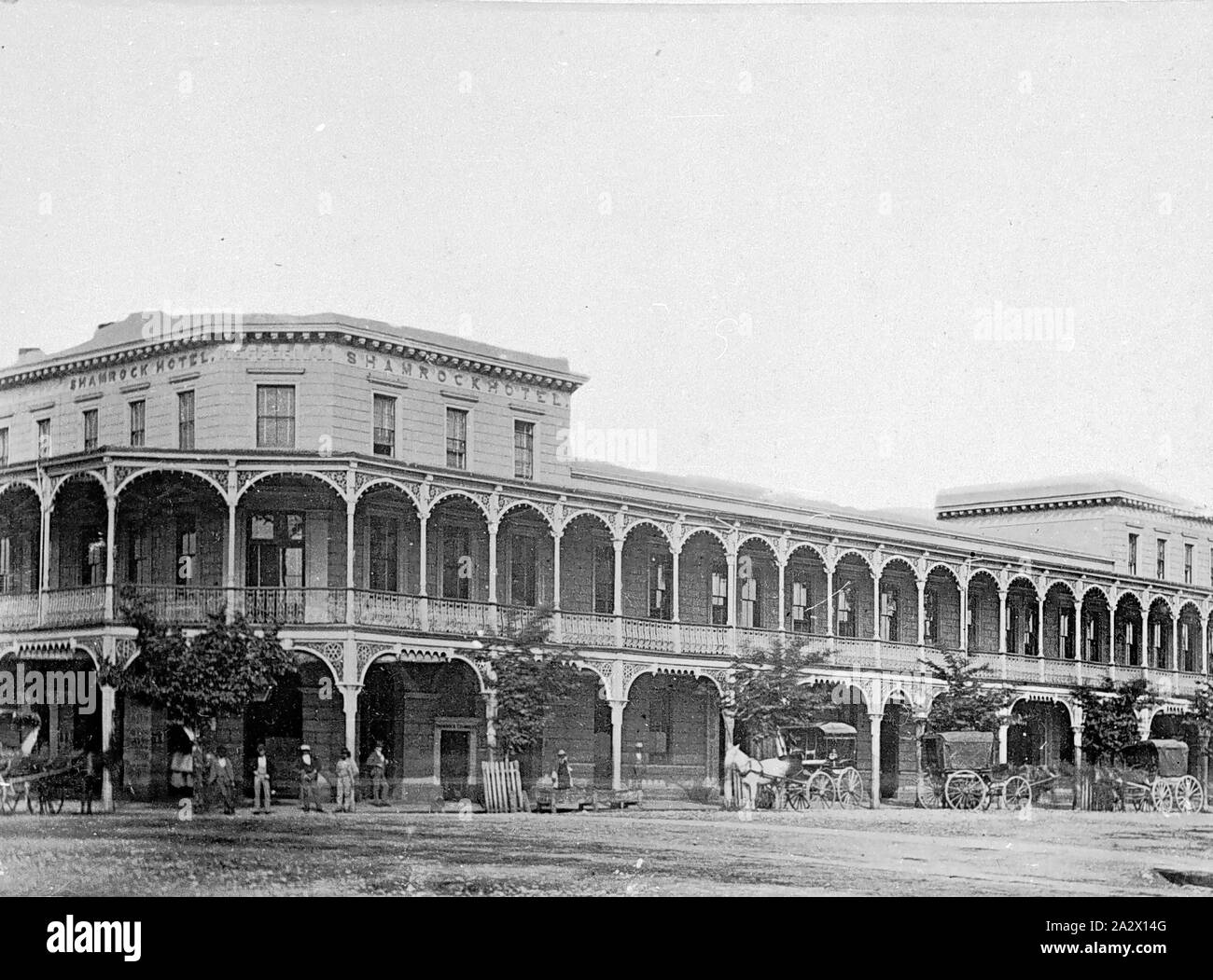 Negativo - Bendigo, Victoria, 1890, Shamrock Hotel con un numero di a cavallo il veicoli nella parte anteriore Foto Stock