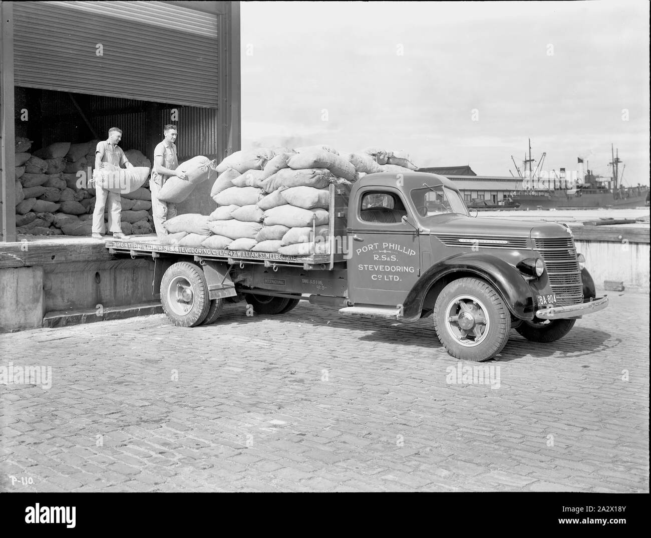 Negativo - International Harvester, D40 Vassoio Carrello, 1940, parte di una grande collezione di una lastra di vetro e la pellicola di negativi, lucidi, album fotografici, cataloghi di prodotti, Video Motion Picture Film, azienda riviste, annunci pubblicitari e ritagli di giornale relativi alle operazioni di International Harvester Company e le sue consociate in Australia. International Harvester Company of America è stata formata nel 1902 dalla fusione di cinque principali Foto Stock