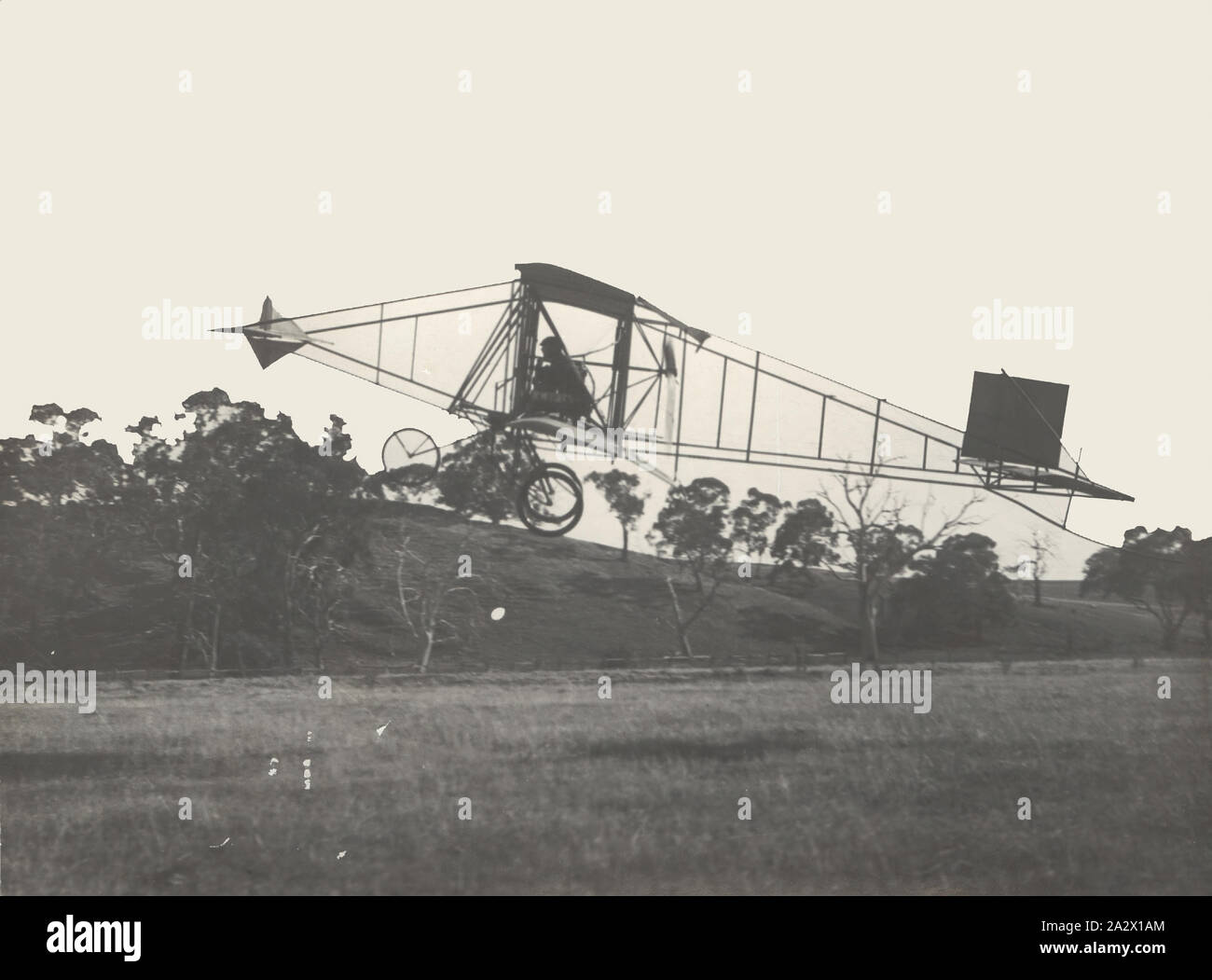 Fotografia - il decollo di John Duigan nel suo biplano, Mia Mia, Victoria, circa 1910, fotografia di John Robertson Duigan facendo un volo la mattina presto nella sua biplanari a. Preso da suo fratello Reginald Duigan presso la proprietà di famiglia, 'Spring Plains', Mia Mia, vicino Heathcote nella zona centrale di Victoria. Uno di una serie di quattro fotografie del prototipo completato in volo, presa verso la fine del 1910 o 1911. Sebbene il francese e americano di macchine volanti aveva già volato in Victoria, J.R. Duigan costruito Foto Stock