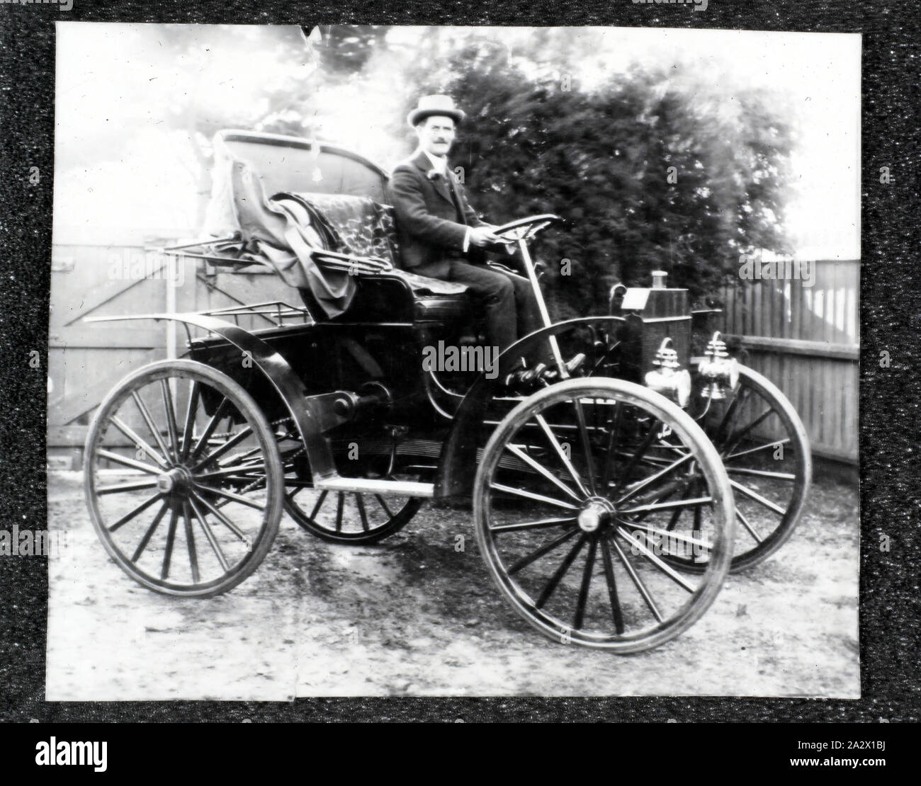 Negativo - Thomas M. Arthur & Schacht motore Buggy, Melbourne, Victoria, circa 1908-1909, negativo in bianco e nero del signor Thomas Montgomery Arthur seduto in un motore buggy, circa 1908-1909. Signor Thomas Montgomery Arthur era un viaggiatore commerciale per Henry Berry (Grocers) a Melbourne. Il Schacht company ha prodotto questo tipo di motore buggy a Cincinnati, Ohio, Stati Uniti tra il 1905 e il 1909. Questa immagine è parte di una collezione di fotografie, negativi e diapositive utilizzati per la ricerca dai curatori a Foto Stock