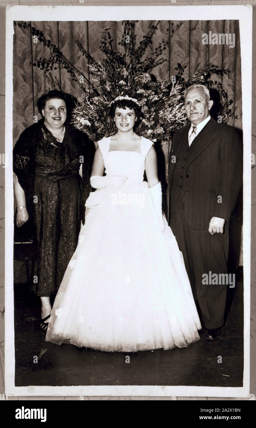 Negativo - Nick, Alexandra & Karathanasopoulos ISA in una sfera esordiente, Melbourne, Victoria, circa 1958, Ritratto di Nick e Alexandra Karras (Karathanasopoulos) e la loro figlia Anastacia [ASA] in corrispondenza della Sia esordiente palla in Melbourne, la fine degli anni cinquanta. Si tratta di uno dei sette copia in bianco e nero di negativi connessi alla migrazione e esperienze di insediamento dei fratelli Nick e George Karras (Karathanasopoulos) e le loro famiglie. I fratelli prima emigrarono in Australia da Patrasso, Grecia nel 1920s. Nick Foto Stock