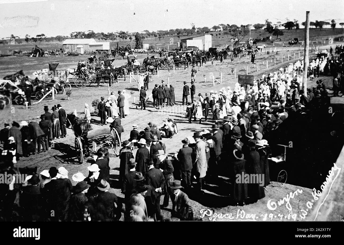 Negativo - Ouyen, Victoria, Lug 1919, gente radunarsi per una cerimonia sulla Giornata della Pace, 19-7-1919 Foto Stock