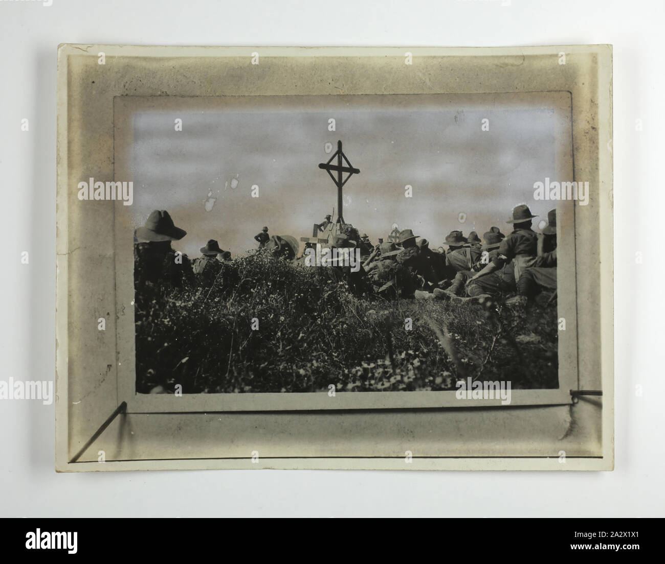 Fotografia - 24 soldati del Battaglione presso il Memorial Pozieres, Francia, Aug 1917, fotografia fatta aderire alla carta e ingrandimento che mostra i perni che terrà l'originale durante la riproduzione, raffiguranti militari australiani del XXIV Battaglione riuniti per la dedicazione di un monumento commemorativo a Pozieres, Francia, nel mese di agosto 1917. Il memorial è stato eretto per contrassegnare il luogo di riposo degli ufficiali, sottufficiali e altri ranghi che sono stati uccisi in combattimenti che ha avuto luogo Foto Stock
