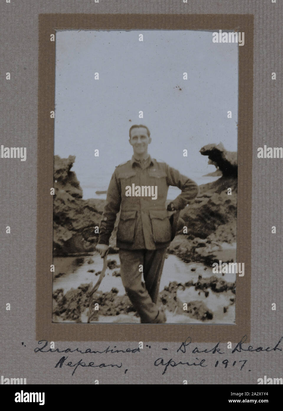 Fotografia - "" in quarantena, Back Beach, Nepean, Sergente Maggiore G.P. Mulcahy, guerra mondiale I, 1916-1919, uno di 44 fotografie in bianco e nero in un album rilegati in pelle scamosciata verde, che si ritiene siano state prese dal sergente maggiore Gilbert Payne Mulcahy durante la guerra mondiale I. Esso documenta il suo servizio militare in Egitto, Francia, Belgio e il suo ritorno in Australia via Capetown e la stazione di quarantena, Point Nepean, 1916-1919. Immagine raffigurante un ignoto veterano che secondo l'iscrizione è stata Foto Stock