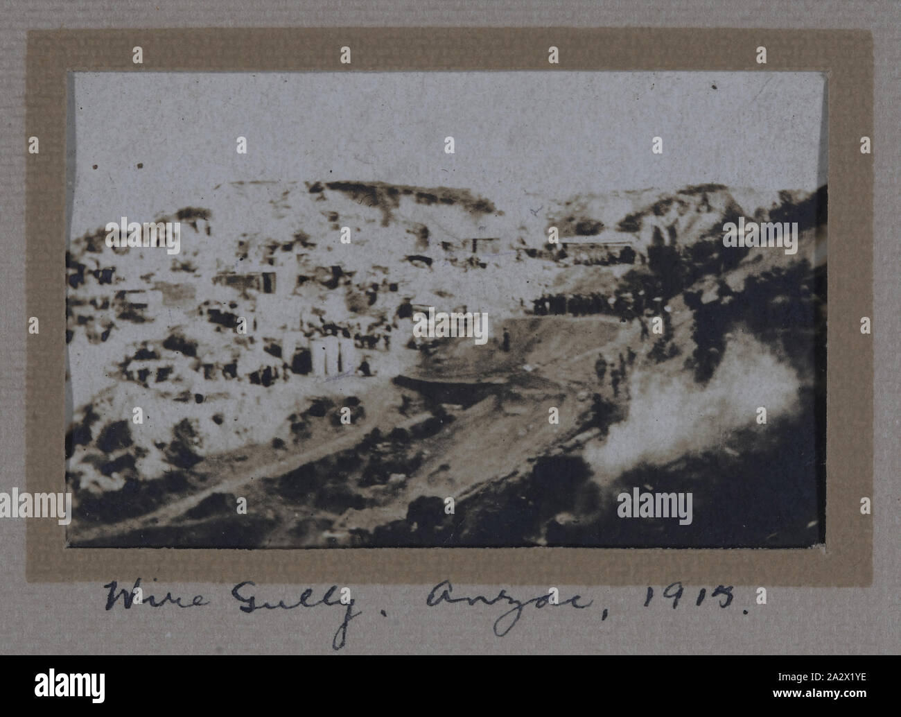 Fotografia - " fili " burrone, Gallipoli, Turchia, Sergente Maggiore G.P. Mulcahy, guerra mondiale I, 1916-1919, uno di 44 fotografie in bianco e nero in un album rilegati in pelle scamosciata verde, che si ritiene siano state prese dal sergente maggiore Gilbert Payne Mulcahy durante la guerra mondiale I. Esso documenta il suo servizio militare in Egitto, Francia, Belgio e il suo ritorno in Australia via Capetown e la stazione di quarantena, Point Nepean, 1916-1919. Immagine raffigurante il filo canalone a Gallipoli in 1915. Filo canalone era un burrone profondo Foto Stock