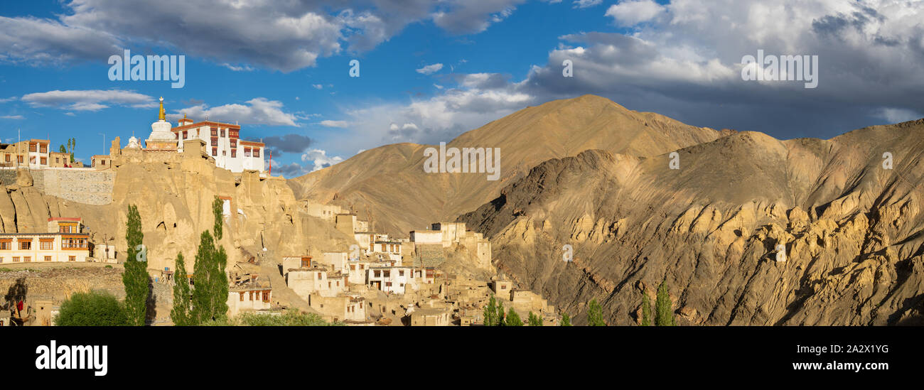 Vista panoramica del monastero di Lamayuru in Ladakh, India settentrionale Foto Stock
