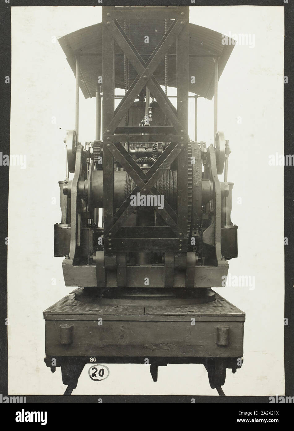 Fotografia - A.T. Harman & Sons, vista frontale di un escavatore Rail-Mounted, circa 1923, uno dei tre fotografie in bianco e nero attaccato ad una pagina di album. Parte di un gruppo di cinque pagine di album e allentato tre fotografie che ritraggono escavatori, verricelli e altre apparecchiature industriali fabbricati da A.T. Harman & Sons. Parte di una collezione di fotografie, film, disegni tecnici, la letteratura specializzata e i documenti aziendali relativi alle operazioni del Vittoriano studio di ingegneria ad Foto Stock