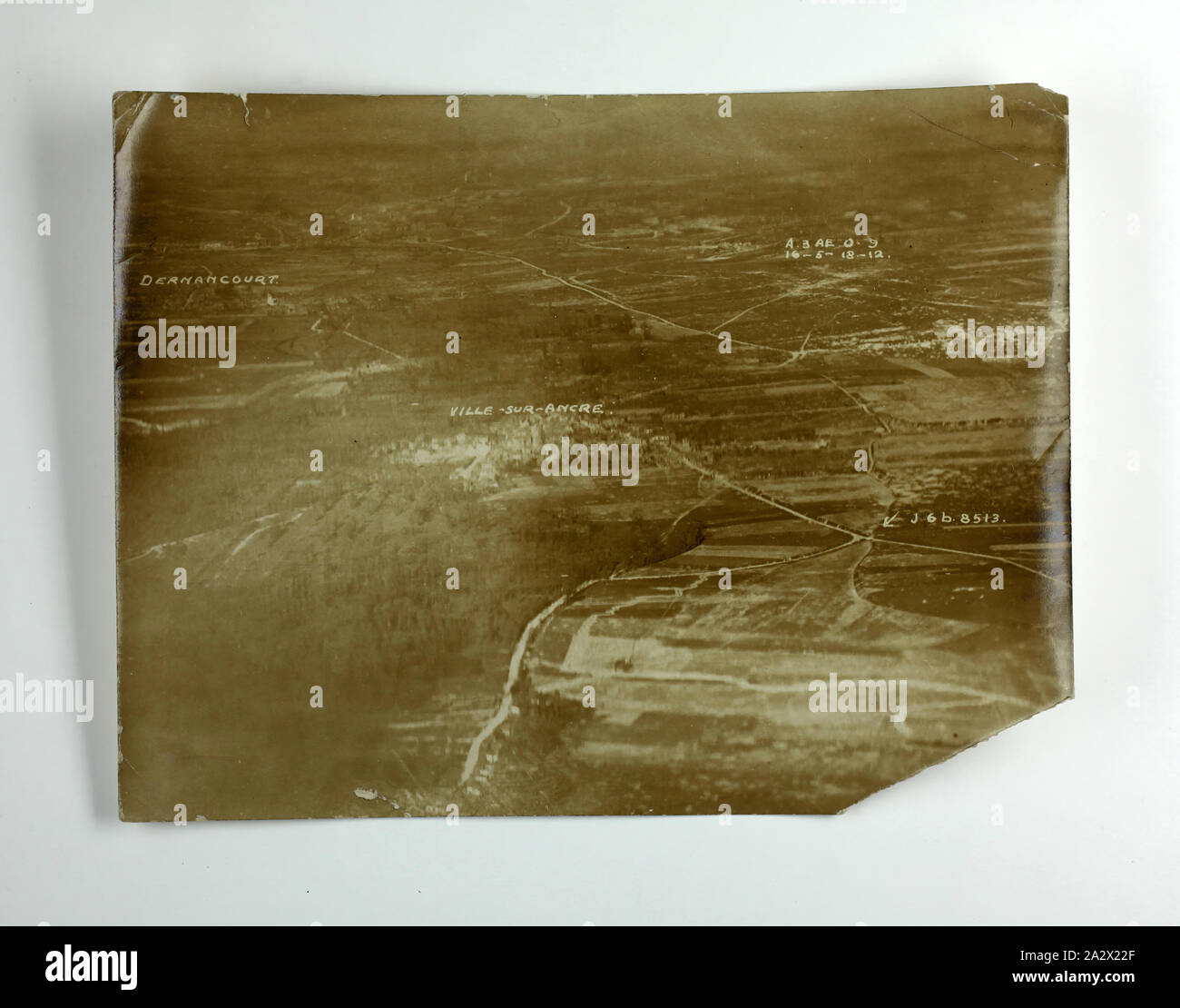 Fotografia - Vista aerea, Picardia, Francia, la prima guerra mondiale, circa 1918 fotografie aeree di Francia, compresi i (etichettato) Villaggi di Dernancourt e Ville-sur-Ancre, ed i punti di riferimento "A.3 AW 0.9 16-5-18-12' e 'J 6b 8513'. È probabile che sia stato preso nella guerra mondiale I, eventualmente nel 1918, durante la ricognizione aerea di campi di battaglia. Un trench è visibile al di sotto di Ville-sur-Ancre. Nel maggio 1918 il 6° Brigata catturato Ville-sur-Ancre dai tedeschi Foto Stock