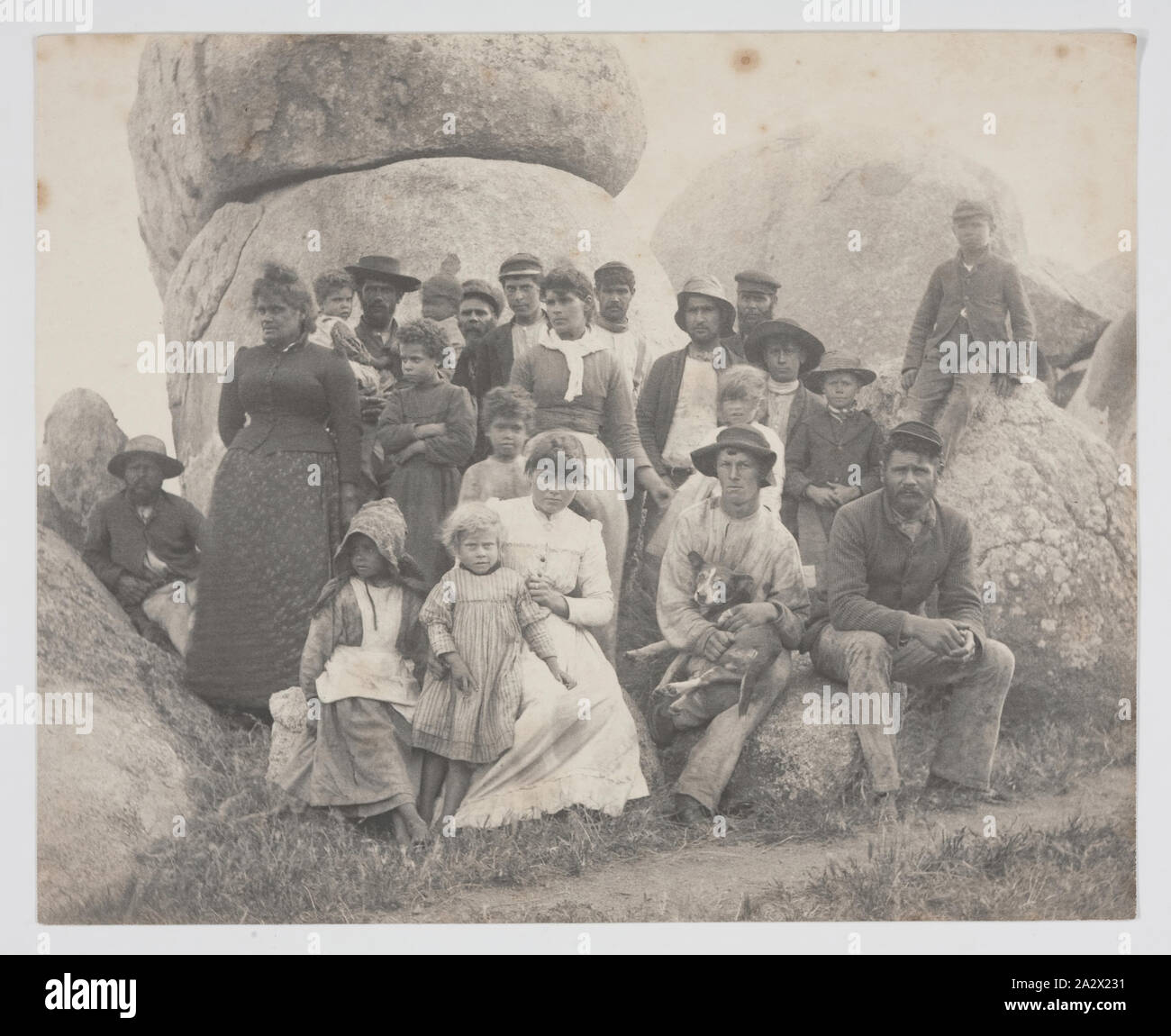 Fotografia - isolani indigeni Mutton-Birding, Chappell Isola, Bass Strait, 1893, uno dei sessantanove in bianco e nero e seppia tonica fotografie in un album legato [di cui sei sono allentati] prese da A. J. Campbell ornitologo e fotografo durante un campo naturalisti' Club di Victoria spedizione scientifica al Furneaux gruppo di isole, Bass Strait, nel novembre1893.L'album include anche una mappa del Kent nel gruppo di isole del coperchio anteriore interno e numerosi contemporary Foto Stock