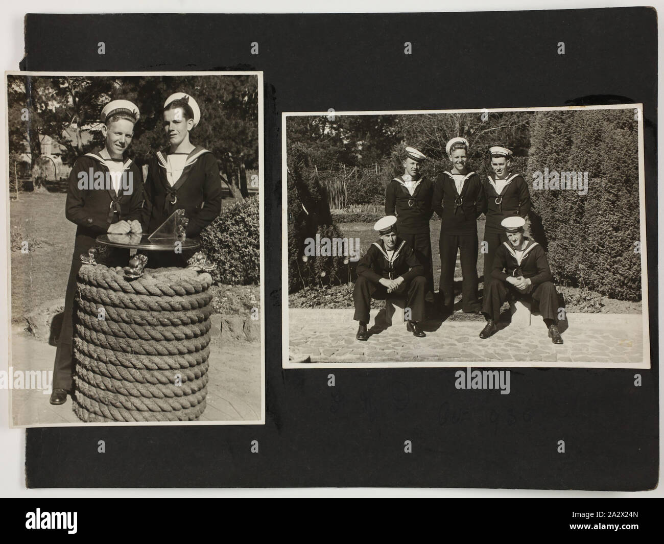 Album fotografico Pagina - in grado di David Seaman Ralph Goodwin, la II Guerra Mondiale, 1939, una scheda di colore nero con due fotografie è fatta aderire ad uno dei lati. Le immagini sono ritratti dei marinai della marina durante la Seconda Guerra Mondiale. Uno di 32 fotografie in bianco e nero, alcuni sotto forma di cartoline, relative al servizio militare di David Ralph Goodwin, Ex H.M.A.S. Associazione (Vic). David Ralph Goodwin è nato 14 Nov 1921 in Mordialloc. Ha arruolato 11 Maggio 1938 a Melbourne, servizio numero 22112 Foto Stock