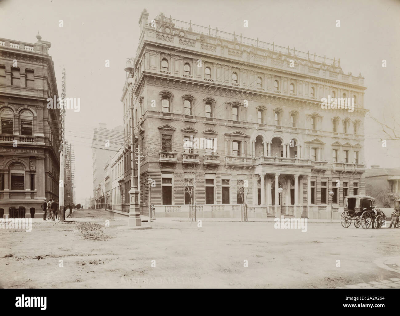 Fotografia - Club australiano, Melbourne, Victoria, circa 1890, fotografia in bianco e nero del Club australiano, William Street, Melbourne, preso dallo studio di Nettleton & Arnest circa 1890. Questa fotografia è parte di una collezione di 47 fotografie di Melbourne presi nel tardo XIX secolo dal commerciale studio fotografico di Nettleton e Arnest. La collezione presenta significativi edifici di Melbourne e le strade che include la Casa del Parlamento Foto Stock