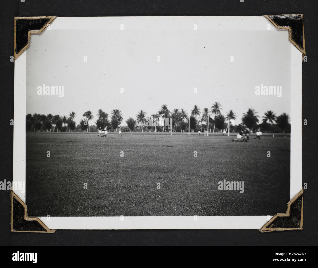 Fotografia - 'Australian Rules Football', Singapore, 1941, fotografia in bianco e nero di un australiano regole del gioco del calcio. Uno di 116 fotografie in un album fotografico detenute da pilota ufficiale Colin Keon-Cohen. Questi sono molto buone immagini di vita in Singapore con 205 Sqn RAF, poi 77 Sqn RAAF, la II Guerra Mondiale era Foto Stock